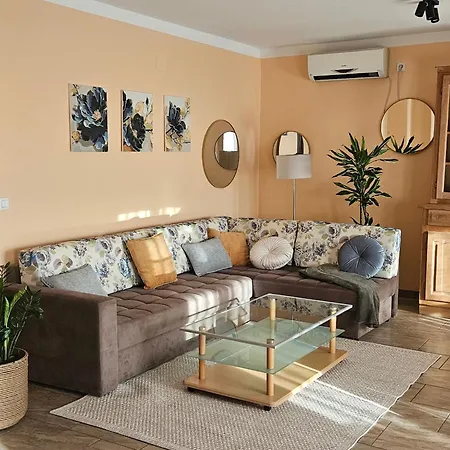 Vikendica Holiday home *